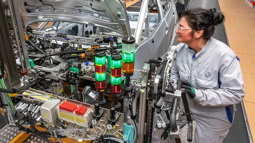 Volkswagen will die Batteriezellen für seine Elektroautos künftig selbst produzieren - im Bild die Montage eines VW ID.3. (Archivbild)