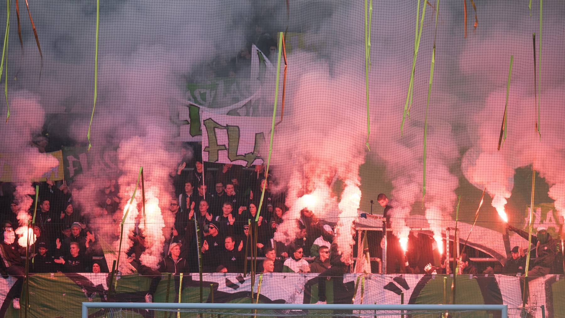 Der Espenblock brennt Pyros ab, im Fussball Super League Spiel zwischen dem FC St.Gallen und dem FC Lausanne-Sport. (Archivbild)