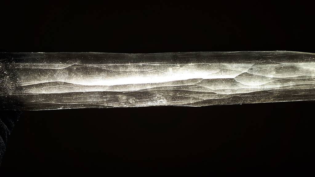 Eine Eisprobe aus einem antarktischen Eisbohrkern: Anhand eines einziges Eisbohrkerns gelang es Berner Forschenden, die mittleren Ozeantemperaturen der letzten 700'000 Jahre zu rekonstruieren. (Pressebild)