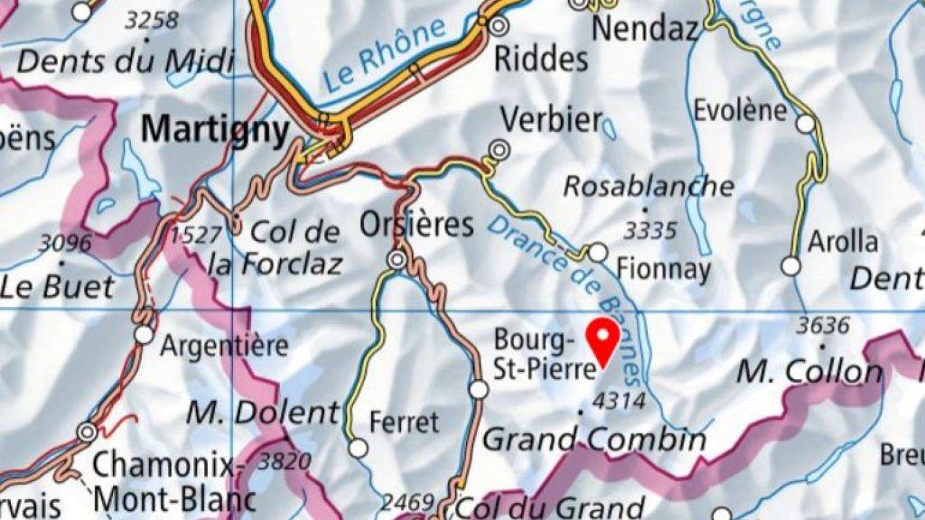 In der Region des Col du Tournelon Blanc (roter Pfeil) auf dem Gebiet der Gemeinde Bagnes VS ging am Samstag eine Lawine nieder. Vier Tourenskifahrer wurden verletzt.