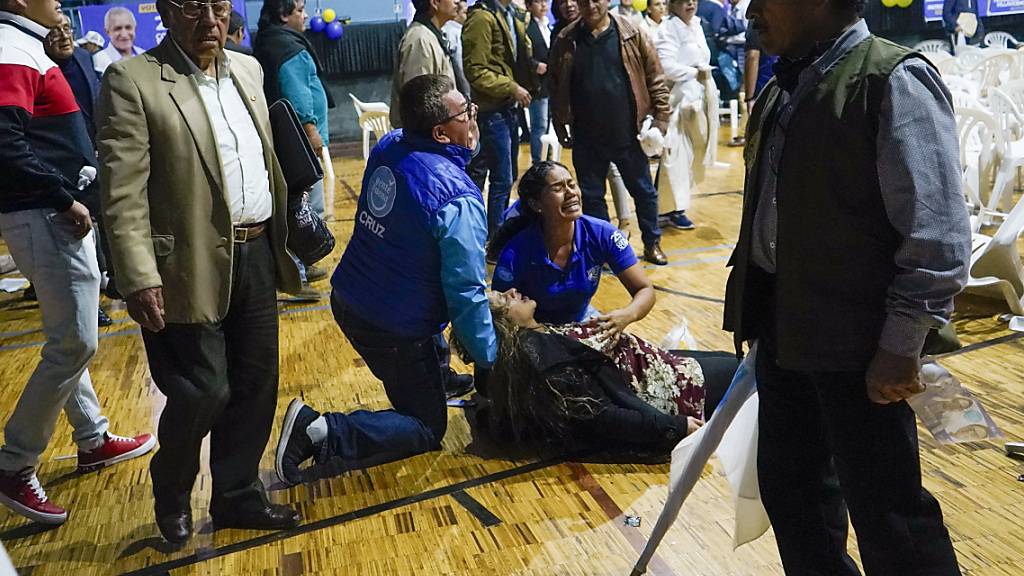 dpatopbilder - Eine Anhängerin des ecuadorianischen Präsidentschaftskandidaten Fernando Villavicencio liegt verwundet auf dem Boden einer Sporthalle, nachdem dort am Ende einer Wahlkampfkundgebung in Quito, Ecuador, geschossen wurde. Villavicencio wurde dort erschossen. Foto: ./API via AP/dpa