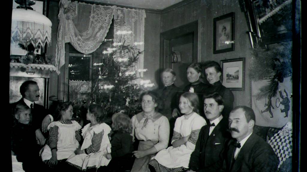 Familie Merz feiert in den 1910er Jahren Weihnachten