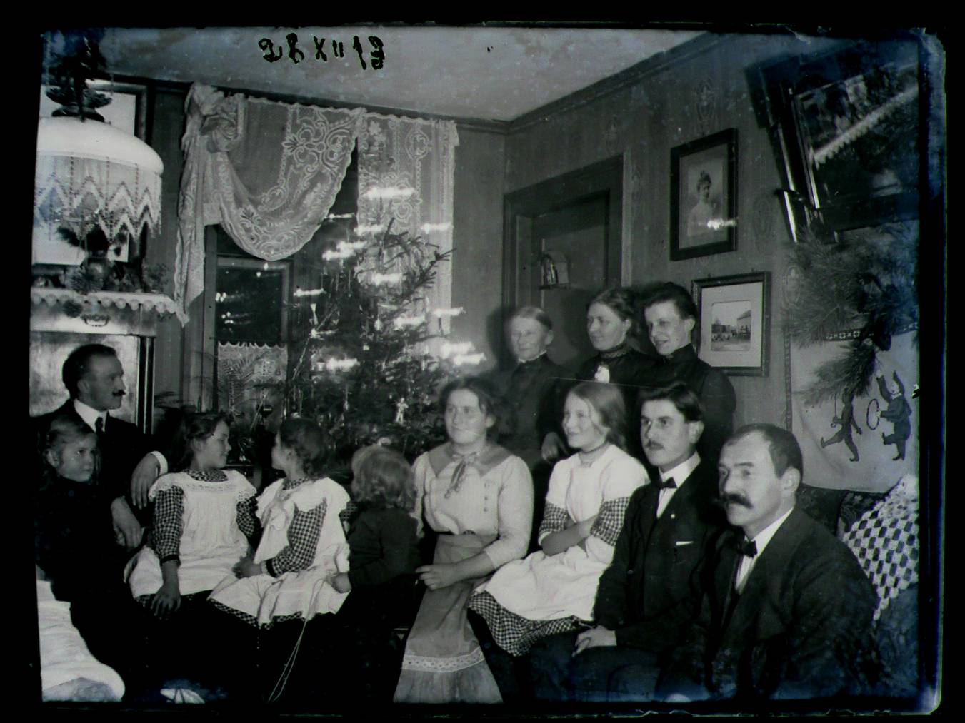 Familie Merz feiert in den 1910er Jahren Weihnachten
