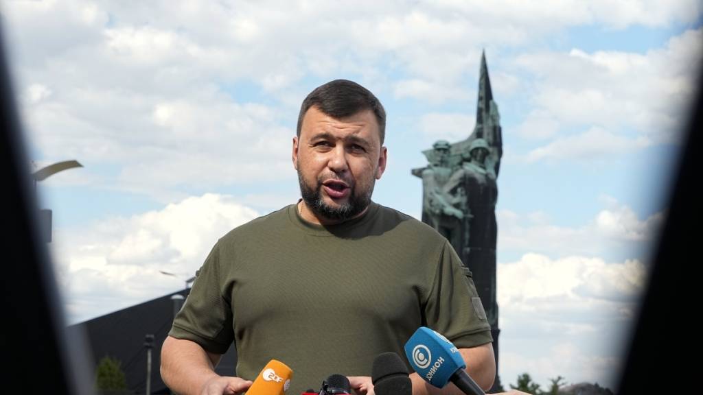 ARCHIV - Denis Puschilin, Chef der selbst ernannten Volksrepublik Donezk, spricht mit Journalisten. Foto: Uncredited/AP/dpa