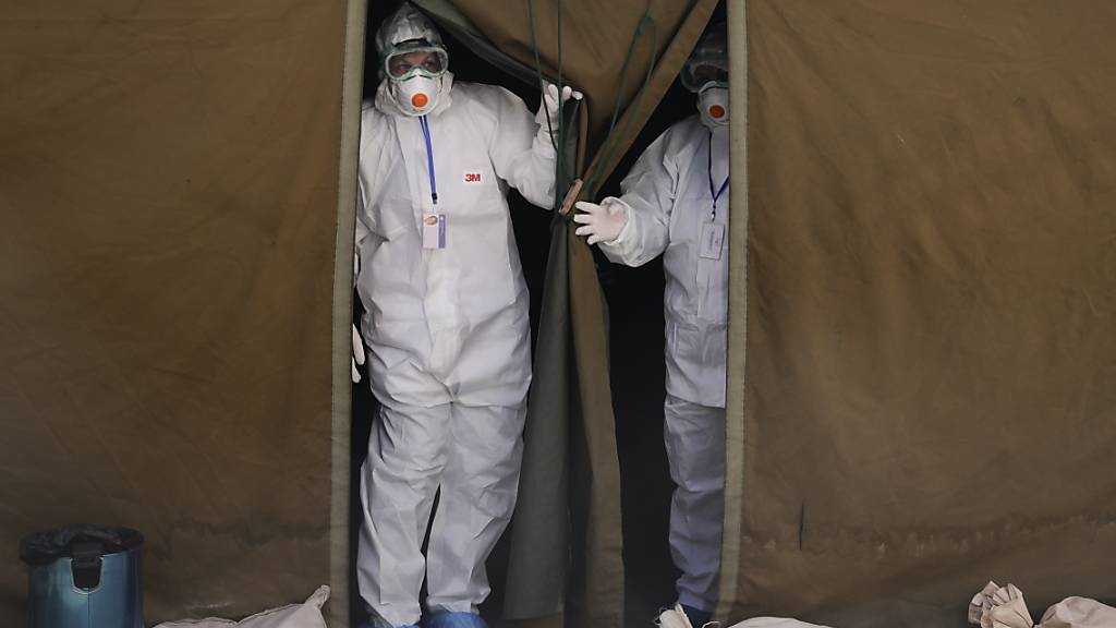 Viele neue Corona-Infektionen: Medizinisches Personal bei der Arbeit in einem Zelt in der kosovarischen Hauptstadt Pristina. (Archivbild)