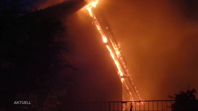 Zweifamilienhaus brennt in Remetschwil