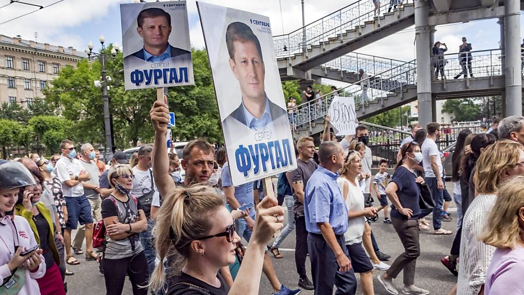 Fordern die Freilassung ihres des Mords verdächtigten Gouverneurs: Zehntausende demonstrieren in Chaborowsk für Sergej Furgal.