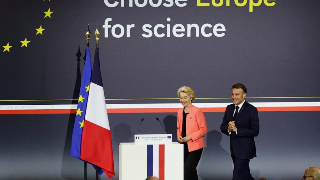 Der französische Präsident Emmanuel Macron und die Präsidentin der Europäischen Kommission Ursula von der Leyen nehmen an der Veranstaltung «Choose Europe for Science» teil. Foto: Gonzalo Fuentes/REUTERS Pool/AP/dpa