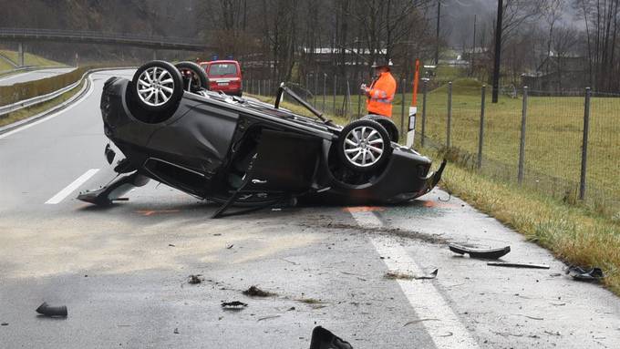 Auto überschlägt sich auf der Autobahn