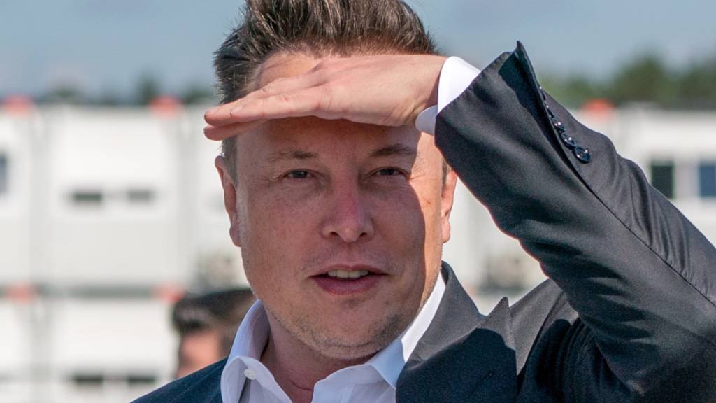 US-Milliardär und Autobauer Elon Musk bei einem Baustellenbesuch für eine Tesla-Fahrzeugfabrik in Grünheide bei Berlin. (Archivbild)