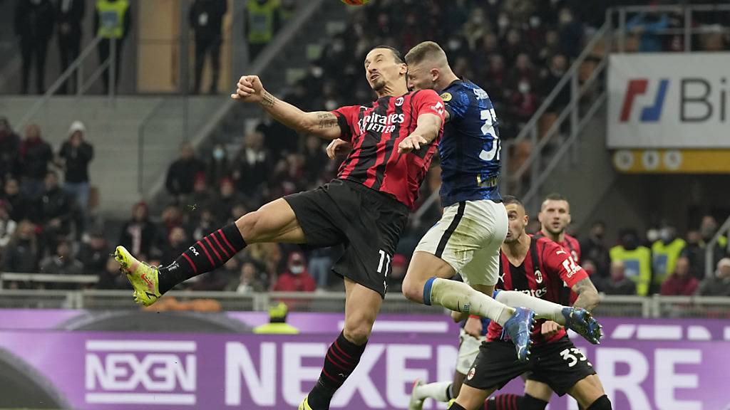 Duell auf Augenhöhe: Milans Zlatan Ibrahimovic im Kopfballduell mit Inters Milan Skriniar