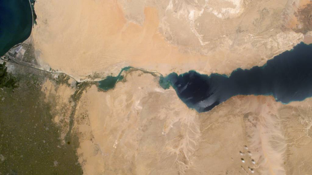 ARCHIV - Satellitenaufnahme vom Suezkanal, der das Mittelmeeer im Norden (l) mit dem Roten Meer im Süden (r) verbindet. Foto: Fotoreport Nasa/dpa