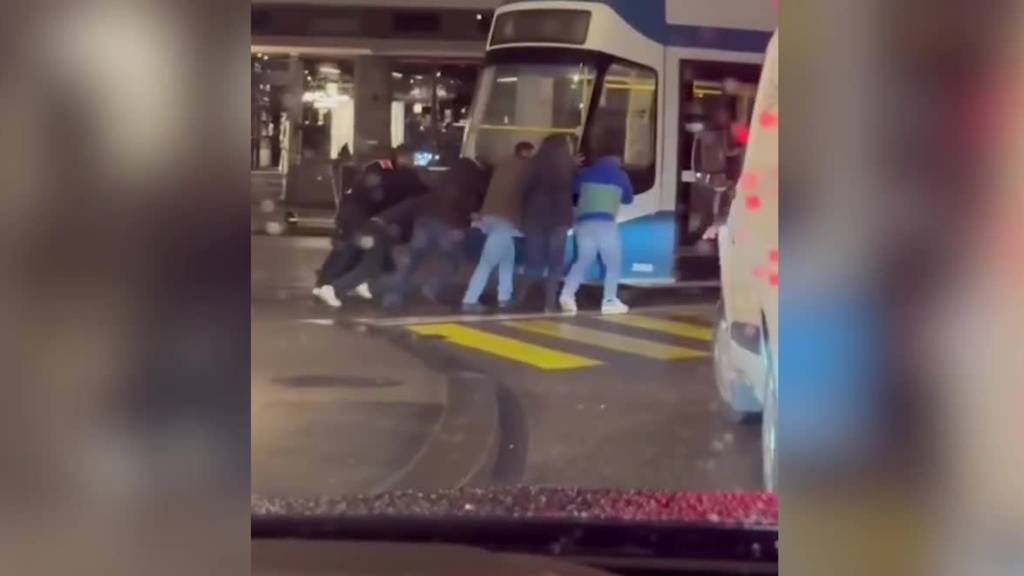 Kräftige Helfer schieben gestrandetes Tram vom Limmatplatz weg