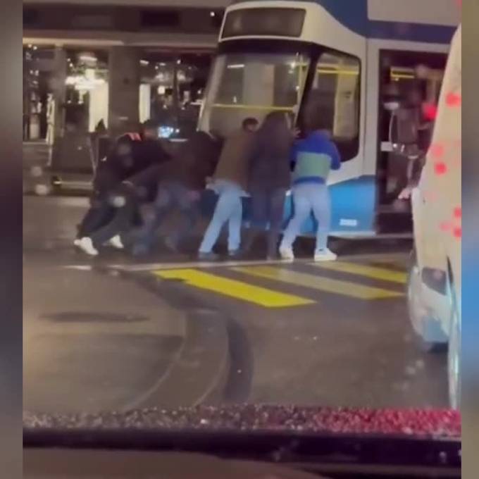 Kräftige Helfer schieben gestrandetes Tram vom Limmatplatz weg