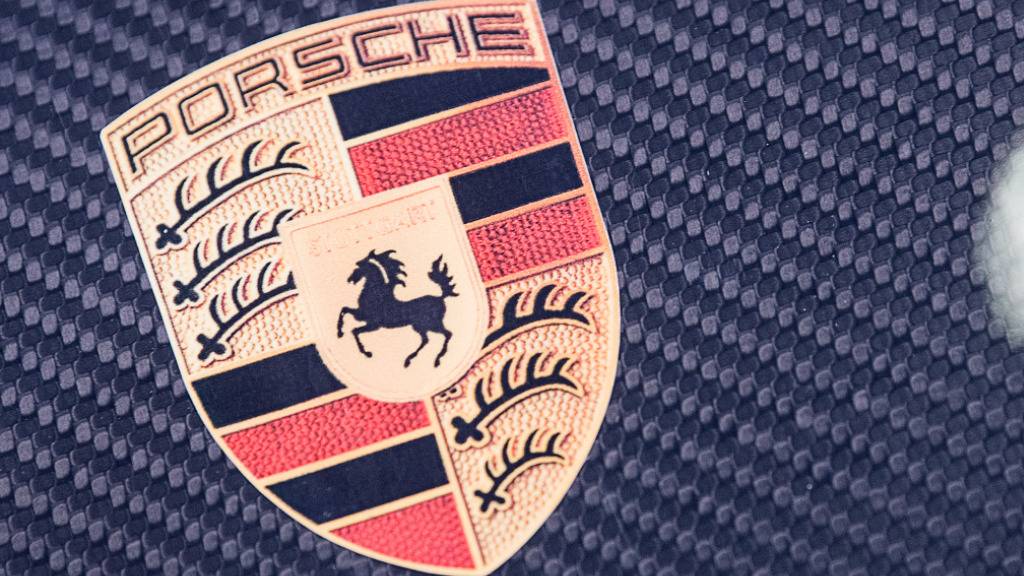 Eine unbekannte Täterschaft hat in der Nacht auf Mittwoch einen Porsche aus einem Autogeschäft in Zug entwendet. (Symbolbild)