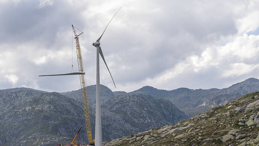 Der Bundesrat findet es richtig, dass der Bau von Windparks - hier die Installation eines Windrads 2020 auf dem Gotthardpass - einfacher möglich wird. (Archivbild)