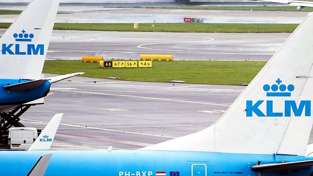 Die niederländische Fluggesellschaft KLM wird wegen der Corona-Krise weitere 800 bis 1000 Stellen streichen. (Archivbild)