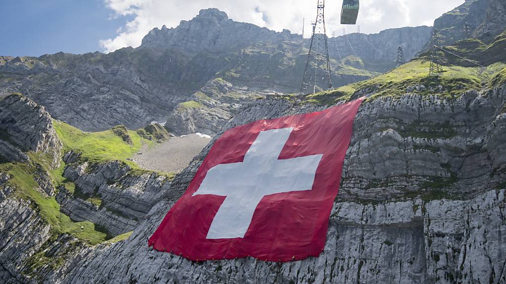 Am Säntis wird am 1. August wieder eine riesige Schweizer Fahne entrollt. Viele Ostschweizer Städte und Gemeinden sagen hingegen ihre Bundesfeiern ab (Archivbild).