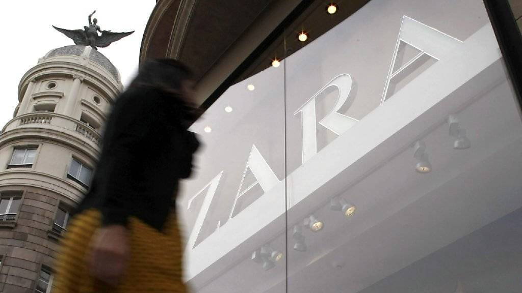 Kleider der Marke Zara verkaufen sich weltweit sehr gut. Der spanische Modekonzern Inditex hat den Umsatz im laufenden Jahr deutlich gesteigert.(Symbolbild)