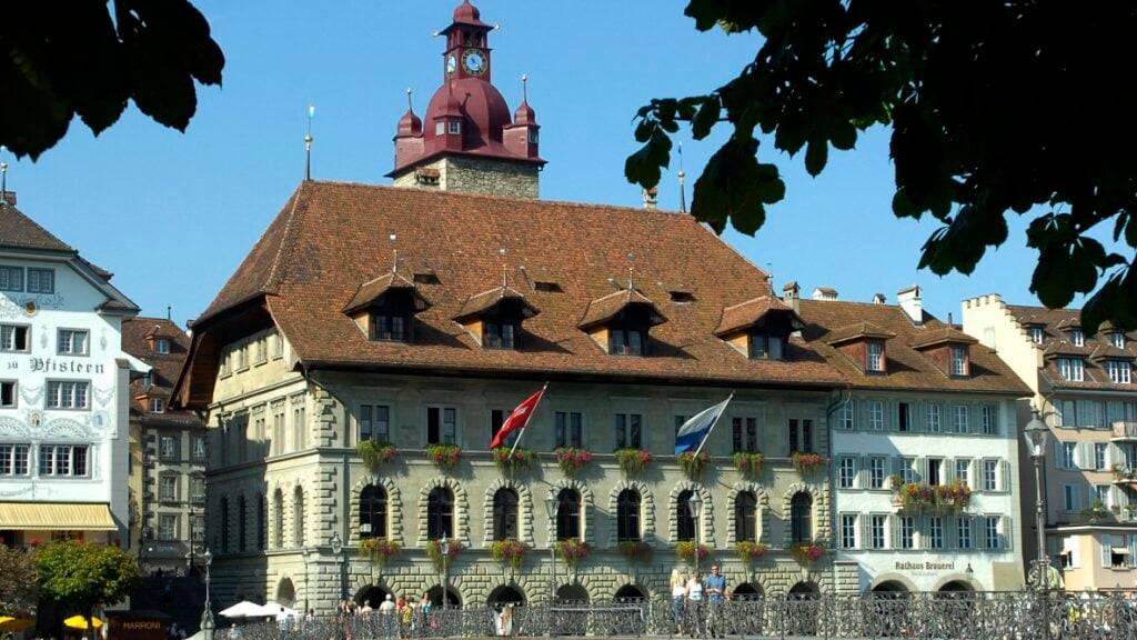 Im Rathaus an der Reuss tagt das Luzerner Stadtparlament. Hier soll eine Konferenz- und Abstimmungsanlage installiert werden. (Archivbild)