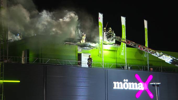 Feuer im Dach: Brand im Möbelhaus «Mömax»