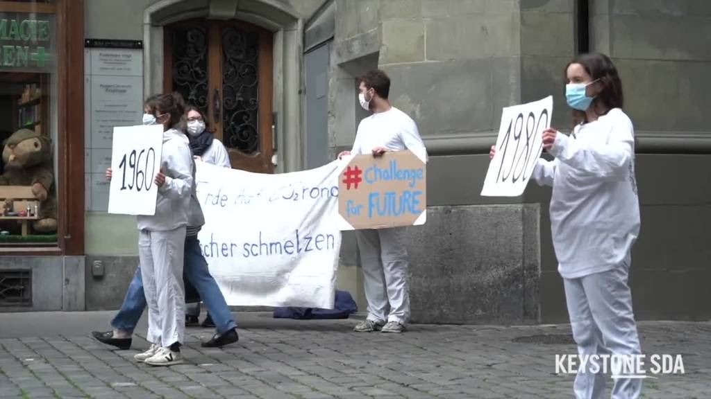 Klimaaktivisten demonstrieren vor Berner Zytgloggeturm
