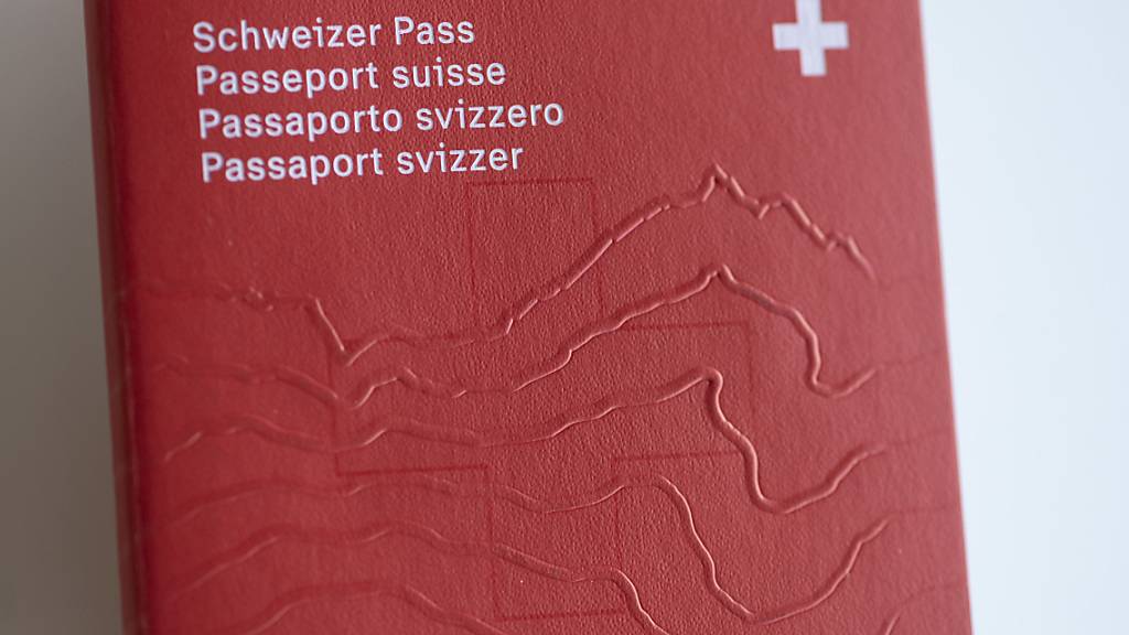 Die Schwyzer Regierung will das Wahl- und Abstimmungsrecht auch künftig an das Bürgerrecht koppeln. (Archivbild)