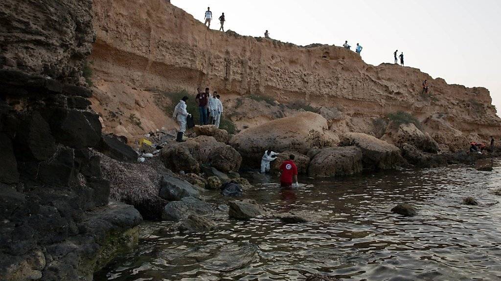 Mitarbeiter des libyschen Roten Halbmonds bergen die Leichen von Flüchtlingen an der Küste des Landes. (Archiv)