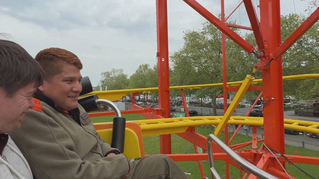 Zivilschützer führen Beeinträchtigte durch die LUGA