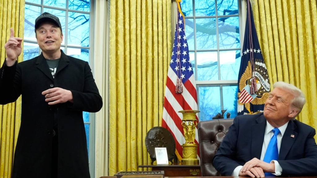 ARCHIV - US-Präsident Donald Trump (r) hört zu, während  Elon Musk im Oval Office im Weißen Haus spricht. Foto: Alex Brandon/AP/dpa
