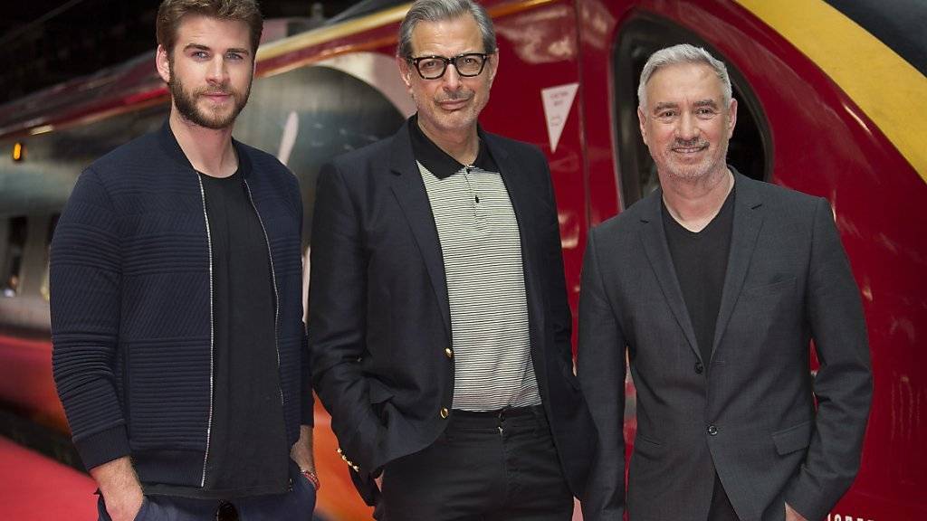 Roland Emmerich - links neben seinen «Independence Day»-Darstellern Liam Hemsworth und Jeff Goldblum - ist privat alles andere als Action-orientiert.