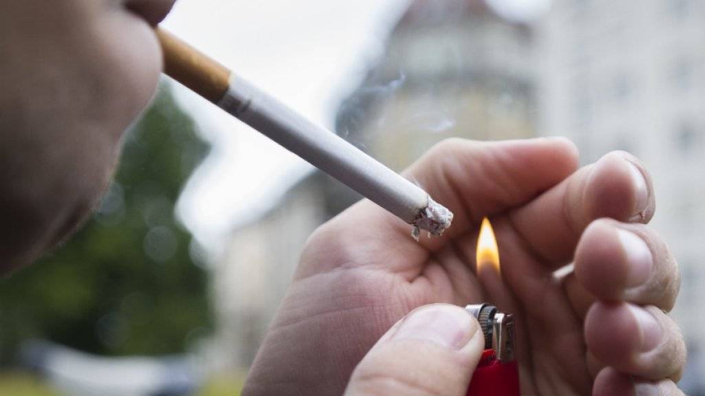 Auch in der Schweiz geht der Tabakkonsum von Jugendlichen unter 15 Jahren langsam zurück. Beim Kiffen liegen sie im internationalen Vergleich jedoch unverändert weit vorn. (Archiv)