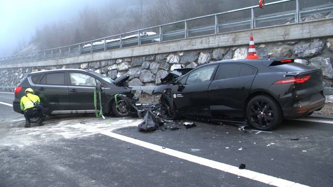 Heftiger Frontalcrash in Wattwil: Alle drei Fahrzeuginsassen verletzt