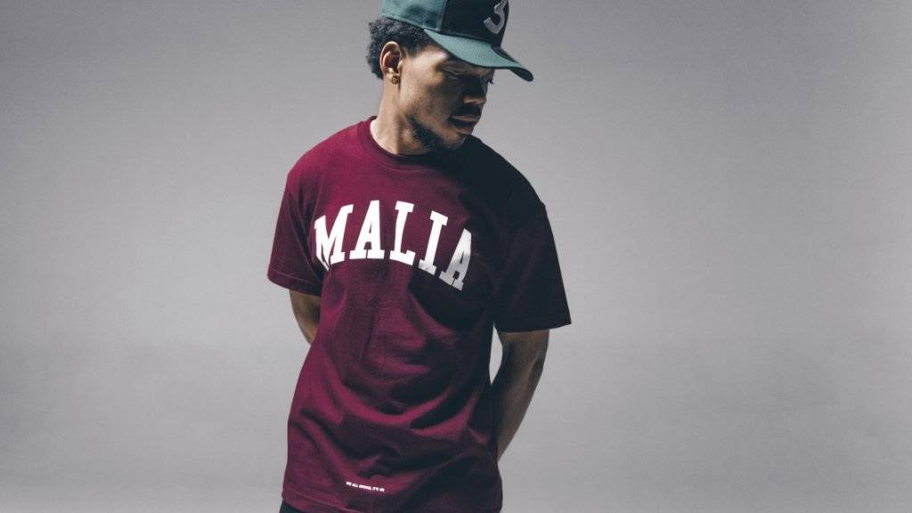 Chance the Rapper ist für sieben Grammys nominiert, ohne je einen Tonträger verkauft zu haben. Seine Songs kann man gratis von seiner Website herunterladen. Geld verdient er mit Auftritten und Merchandising - unter anderem mit einer Obama-Modelinie, aus der sein T-Shirt hier stammt.