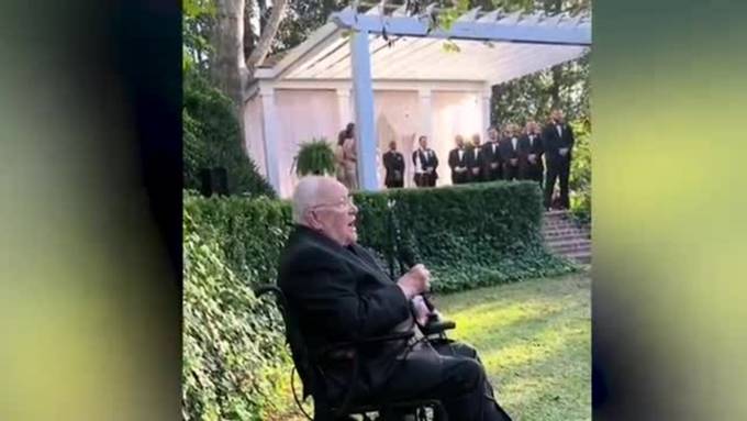 90-Jähriger singt auf der Hochzeit seiner Enkelin und erobert das Netz im Sturm