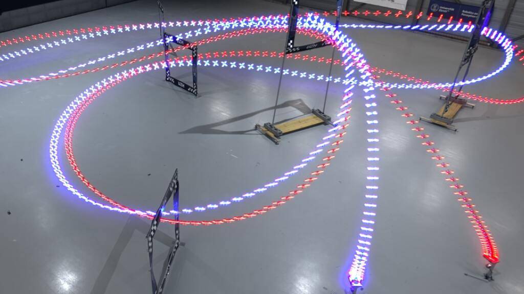 Eine an der Universität Zürich (UZH) entwickelte Drohne hat es zum ersten Mal geschafft, menschliche Drohnenpiloten in Wettrennen zu besiegen.