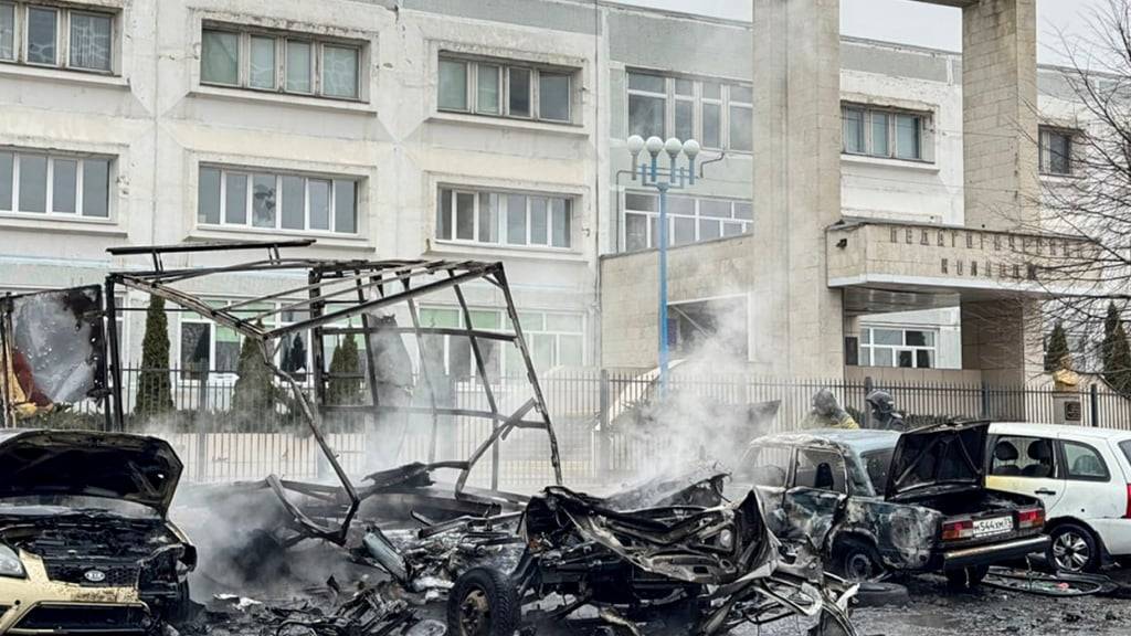 HANDOUT - Zerstörte und verbrannte Autos nach Beschuss. Foto: Vyacheslav Gladkov's/telegram/Belgorod region governor Vyaches/AP/dpa