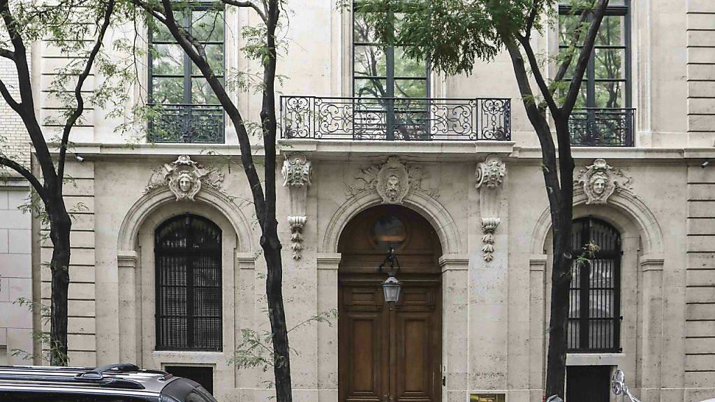 ARCHIV - Blick auf die Residenz des toten mutmasslichen Sexualverbrechers J.  Epstein. Das berüchtigte New Yorker Stadthaus steht zum Verkauf. Foto: Bebeto Matthews/AP/dpa