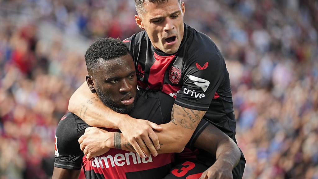 Victor Boniface lässt sich von Granit Xhaka feiern