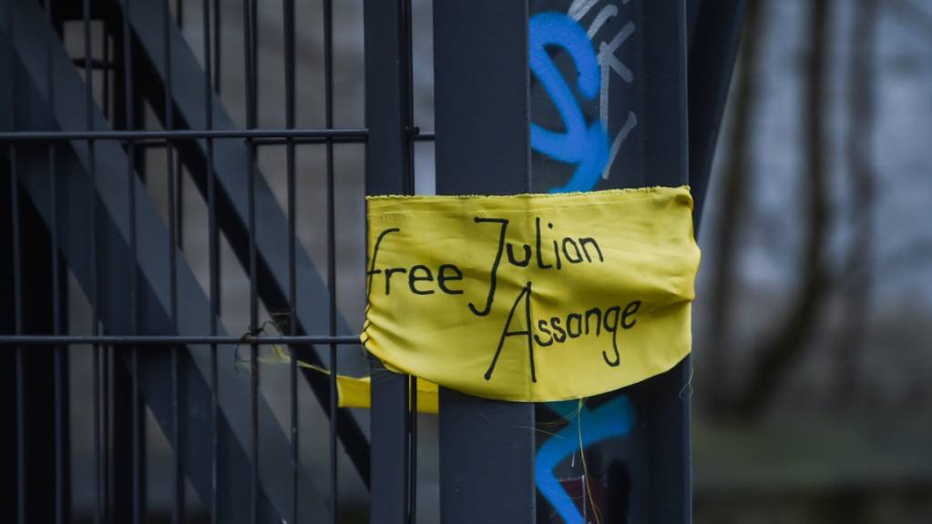An Pfeilern in Berlin hängen gelbe Tücher mit der Aufschrift «free Julian Assange».