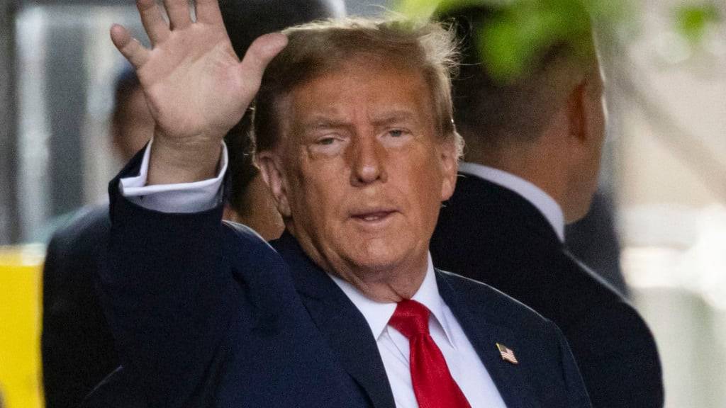 Donald Trump, ehemaliger Präsident der USA, verlässt den Trump Tower auf dem Weg zum Strafgericht in Manhattan. Mit Donald Trump sitzt ab diesem Montag erstmals in der Geschichte der Vereinigten Staaten ein früherer US-Präsident bei einem Strafprozess auf der Anklagebank. Foto: Yuki Iwamura/AP/dpa