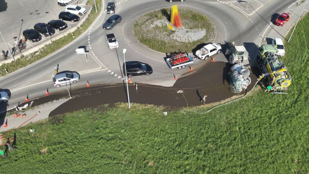 In Altstätten SG kippte am Donnerstag ein Güllenfassanhänger um - mehrere Tausend Liter Gülle liefen aus.