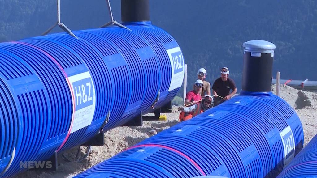 Knappes Trinkwasser: Helikopter liefert drei riesige Wassertanks auf die Freiburger Alpen