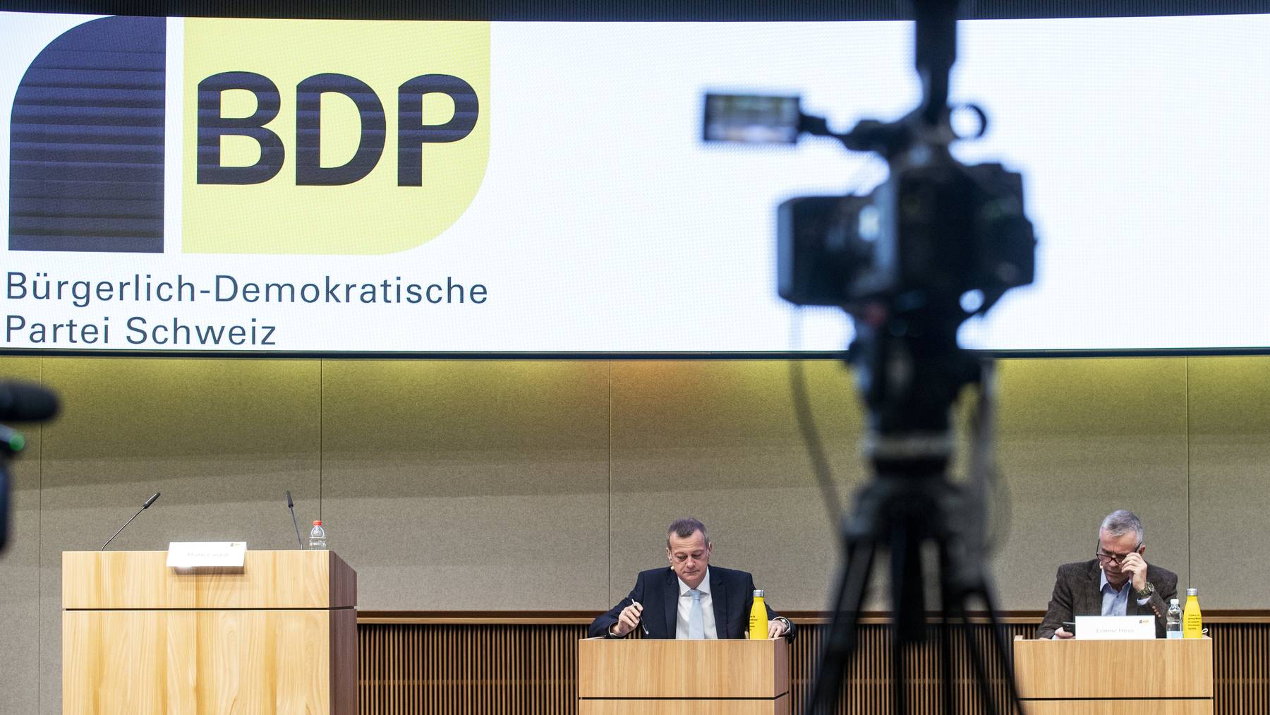 Martin Landolt (links), Präsident der BDP Schweiz und Nationalrat Lorenz Hess, an Delegiertenversammlung der BDP Schweiz.