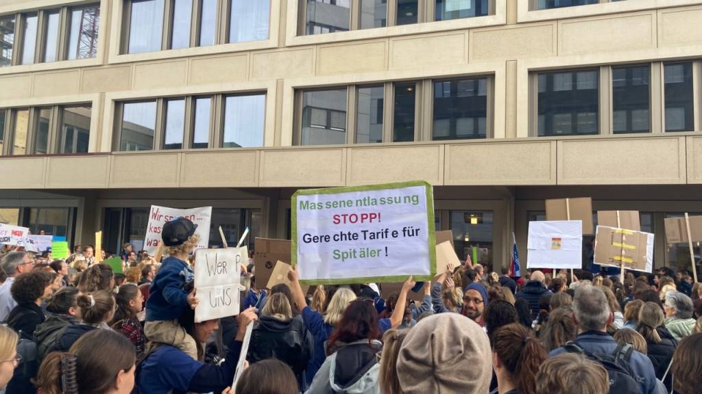 Rund 300 Mitarbeiterinnen und Mitarbeiter des St. Galler Kantonsspitals protestierten am Montagnachmittag gegen den geplanten Stellenabbau in den vier Spitalregionen.