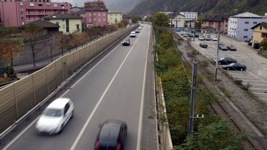 Aus einer Autobahn wird Lebensraum. Die Bewohner von Roveredo GR müssen ab November 2016 in ihrem Ortskern keinen Lärm durch die Schnellstrasse mehr ertragen.
