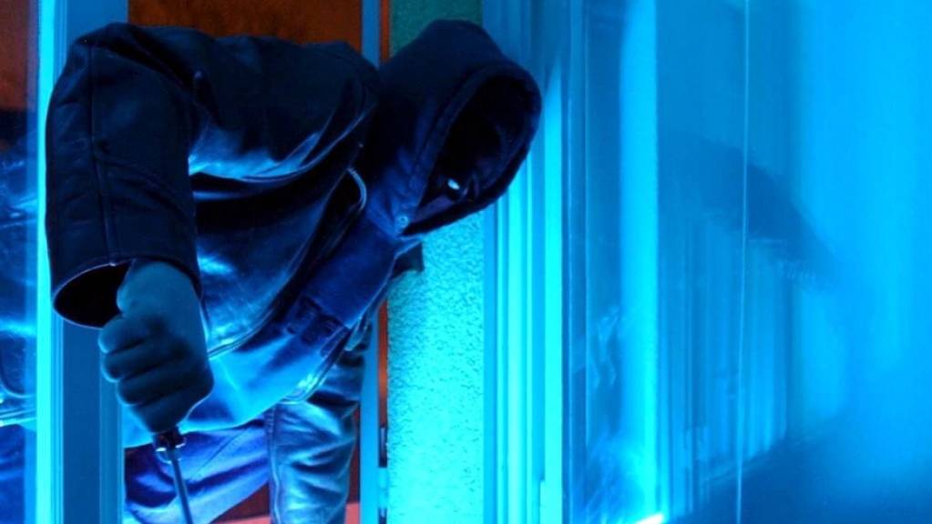 Auf der Suche nach einem Einbrecher ist die Polizei im Kleiderschrank eines Schlafzimmers in einer St. Galler Wohnung fündig geworden. Der 36-jährige Täter wurde verhaftet. (Symbolbild)