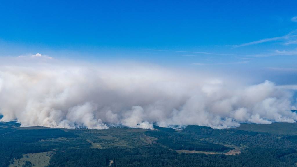dpatopbilder - Eine große Rauchwand ist von Deutschland in Richtung des großen Waldbrands in Belgien im Gebiet Hohes Venn zu sehen. (Luftaufnahme mit einer Drohne) Foto: Christoph Reichwein/dpa