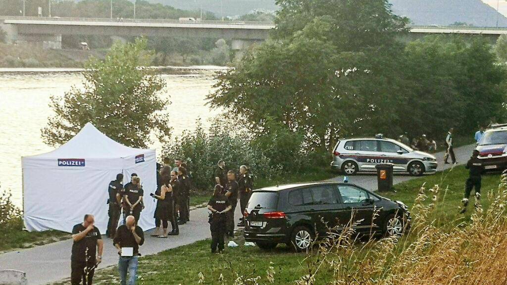 Polizisten ermitteln am Flussufer der Donau. Foto: Tobias Steinmaurer/APA/dpa