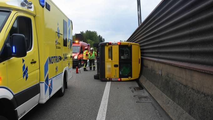 Lieferwagen kippt auf der Stadtautobahn